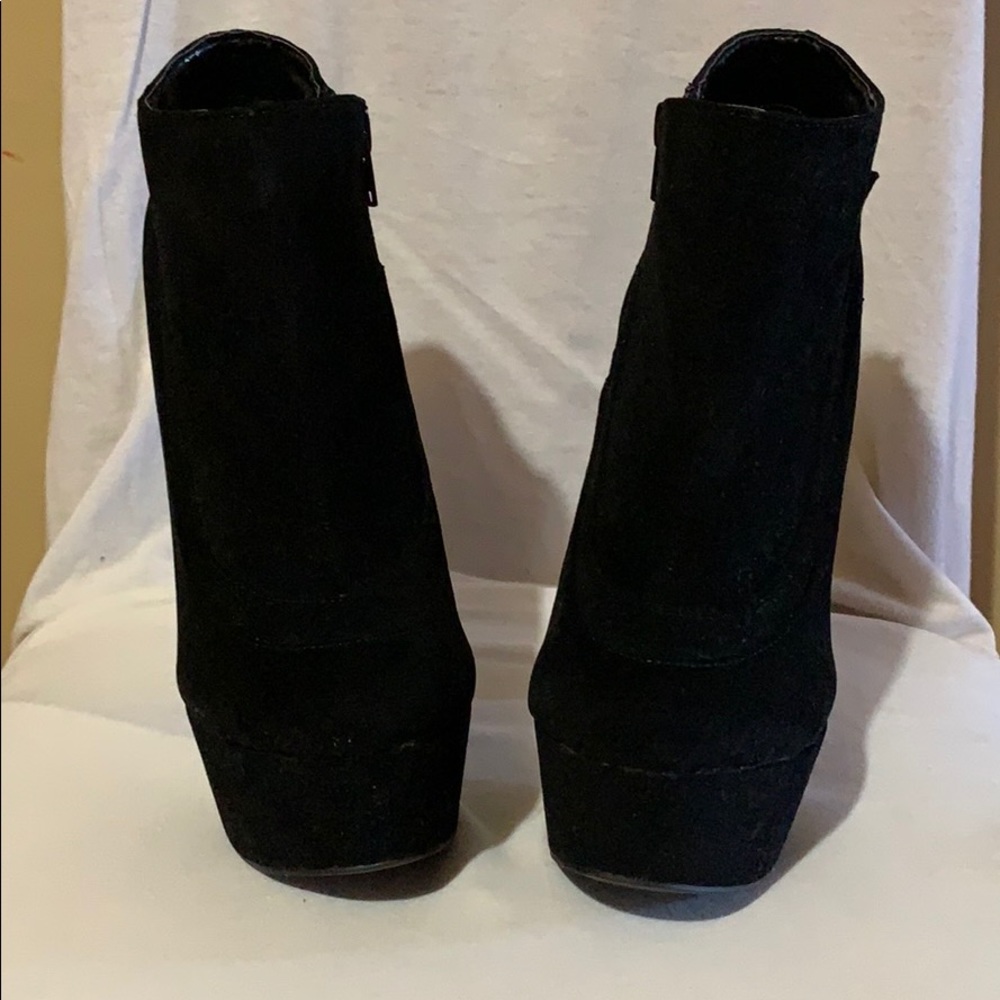 Shoes - Picture 2 of 3